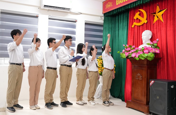 Chi bộ Trường THPT Nguyễn Văn Cừ kết nạp 07 học sinh ưu tú vào Đảng- Ảnh 3.