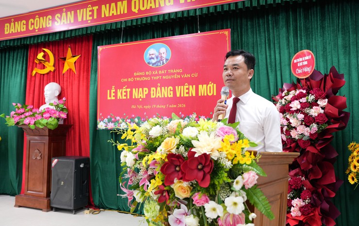 Chi bộ Trường THPT Nguyễn Văn Cừ kết nạp 07 học sinh ưu tú vào Đảng- Ảnh 4.