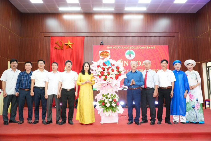 Người cao tuổi xã Chuyên Mỹ sôi nổi liên hoan tiếng hát dân ca năm 2026- Ảnh 1.