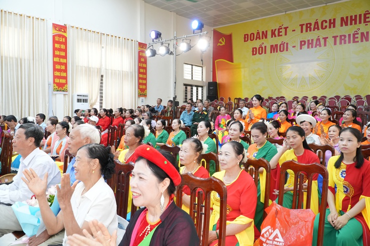 Người cao tuổi xã Chuyên Mỹ sôi nổi liên hoan tiếng hát dân ca năm 2026- Ảnh 3.