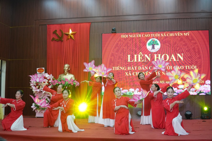Người cao tuổi xã Chuyên Mỹ sôi nổi liên hoan tiếng hát dân ca năm 2026- Ảnh 4.