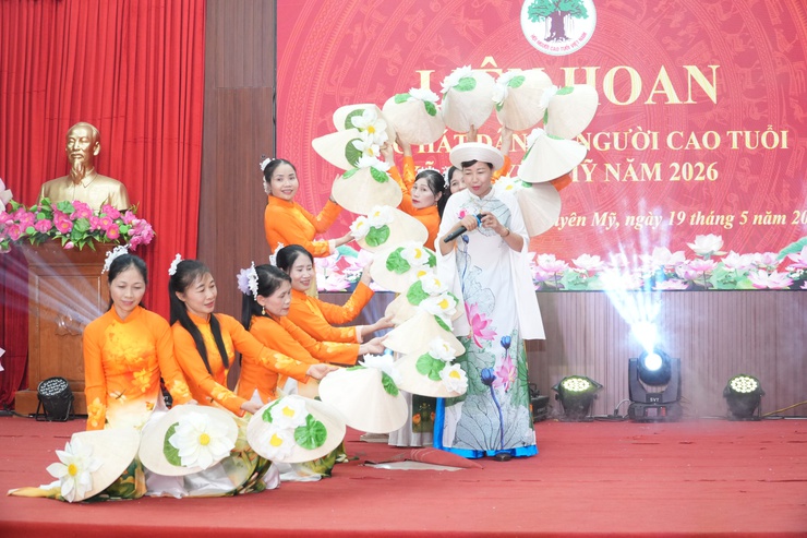 Người cao tuổi xã Chuyên Mỹ sôi nổi liên hoan tiếng hát dân ca năm 2026- Ảnh 7.