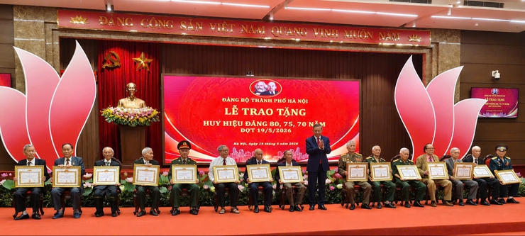 Đảng bộ xã Phú Xuyên vinh dự có đảng viên được nhận Huy hiệu 70 năm tuổi Đảng- Ảnh 1.