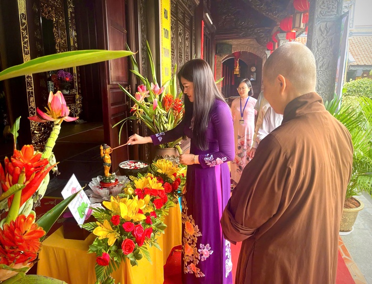 Phường Bồ Đề tổ chức thăm, chúc mừng Đại lễ Phật đản Phật lịch 2570 - Dương lịch 2026- Ảnh 4.