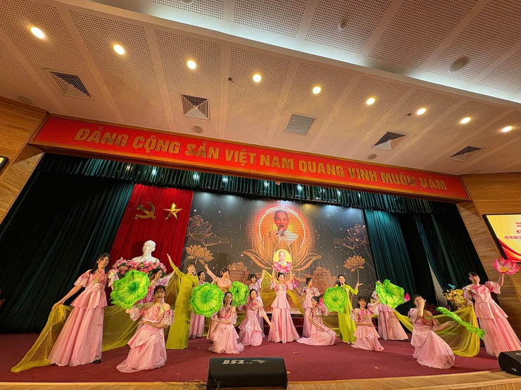 Phường Việt Hưng tổ chức tổng duyệt chương trình Hội thi Báo cáo viên, Tuyên truyền viên giỏi năm 2026.- Ảnh 1.