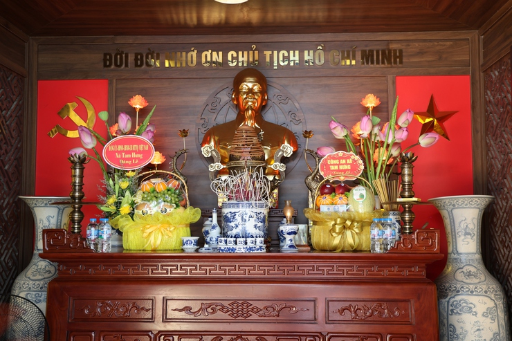 Đảng bộ, chính quyền và Nhân dân xã Tam Hưng thành kính dâng hương tưởng niệm Chủ tịch Hồ Chí Minh nhân kỷ niệm 136 năm Ngày sinh của Bác- Ảnh 2.