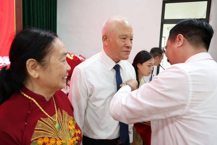 Tam Hưng: 38 Đảng viên vin dự đón nhận Huy hiệu đảng đợt 19/5 - Dấu son của niềm tin, bản lĩnh và lòng trung thành với Đảng- Ảnh 3.