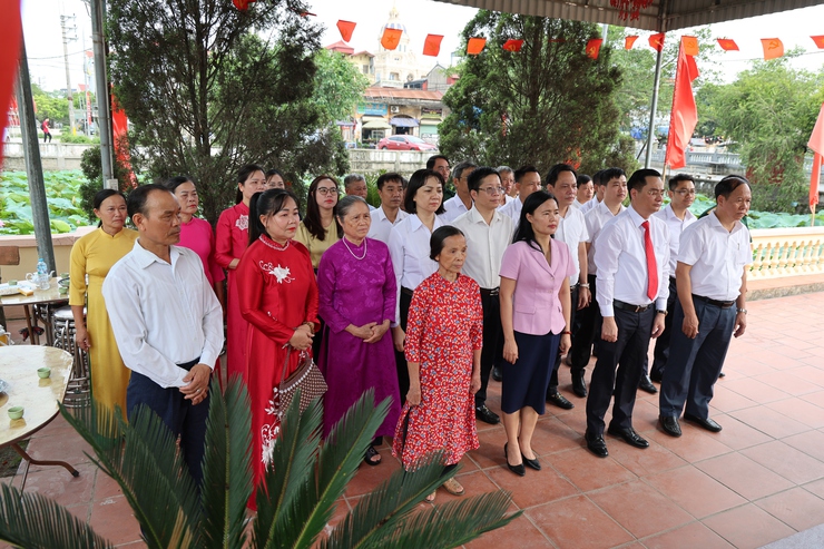 Đảng bộ, chính quyền và Nhân dân xã Tam Hưng thành kính dâng hương tưởng niệm Chủ tịch Hồ Chí Minh nhân kỷ niệm 136 năm Ngày sinh của Bác- Ảnh 1.