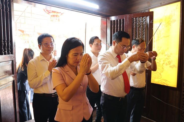 Đảng bộ, chính quyền và Nhân dân xã Tam Hưng thành kính dâng hương tưởng niệm Chủ tịch Hồ Chí Minh nhân kỷ niệm 136 năm Ngày sinh của Bác- Ảnh 3.