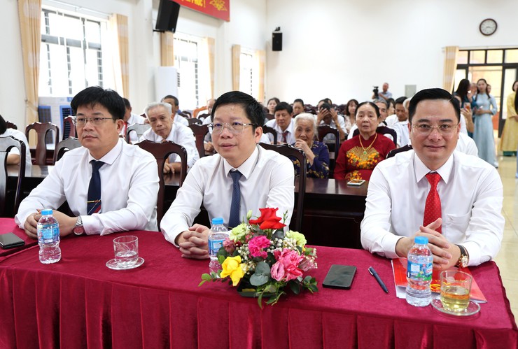 Tam Hưng: 38 Đảng viên vin dự đón nhận Huy hiệu đảng đợt 19/5 - Dấu son của niềm tin, bản lĩnh và lòng trung thành với Đảng- Ảnh 1.