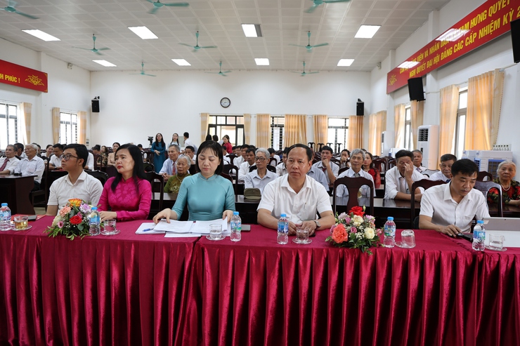 Tam Hưng: 38 Đảng viên vin dự đón nhận Huy hiệu đảng đợt 19/5 - Dấu son của niềm tin, bản lĩnh và lòng trung thành với Đảng- Ảnh 2.