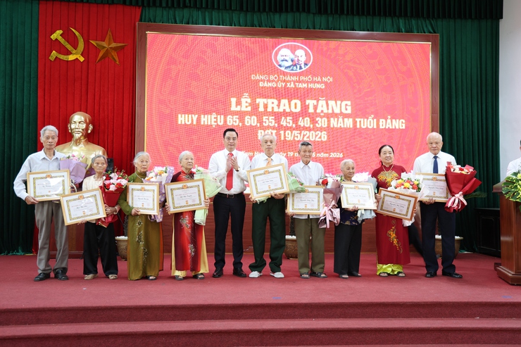 Tam Hưng: 38 Đảng viên vin dự đón nhận Huy hiệu đảng đợt 19/5 - Dấu son của niềm tin, bản lĩnh và lòng trung thành với Đảng- Ảnh 4.
