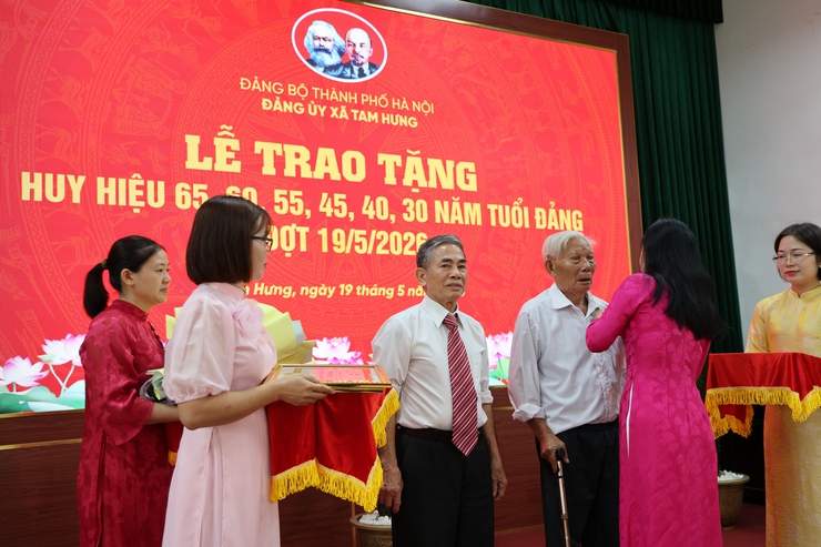 Tam Hưng: 38 Đảng viên vin dự đón nhận Huy hiệu đảng đợt 19/5 - Dấu son của niềm tin, bản lĩnh và lòng trung thành với Đảng- Ảnh 5.