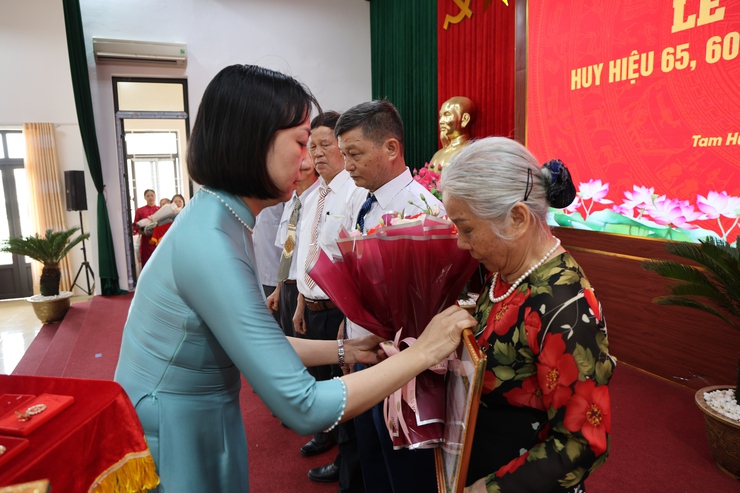 Tam Hưng: 38 Đảng viên vin dự đón nhận Huy hiệu đảng đợt 19/5 - Dấu son của niềm tin, bản lĩnh và lòng trung thành với Đảng- Ảnh 6.