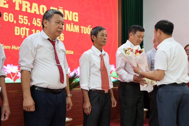 Tam Hưng: 38 Đảng viên vin dự đón nhận Huy hiệu đảng đợt 19/5 - Dấu son của niềm tin, bản lĩnh và lòng trung thành với Đảng- Ảnh 7.