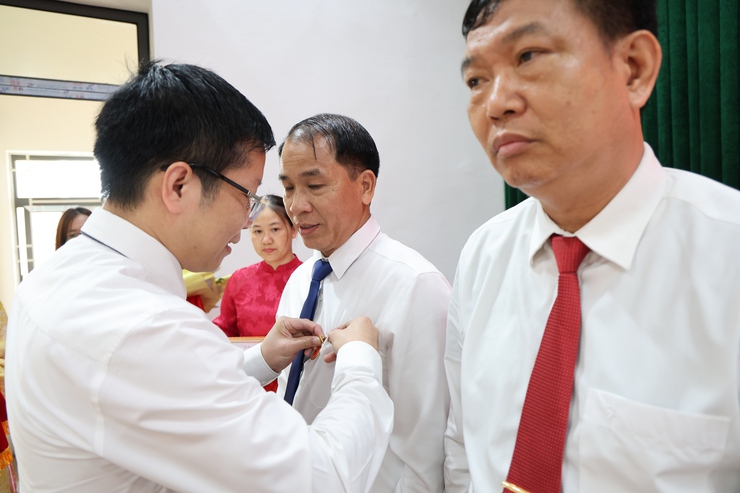 Tam Hưng: 38 Đảng viên vin dự đón nhận Huy hiệu đảng đợt 19/5 - Dấu son của niềm tin, bản lĩnh và lòng trung thành với Đảng- Ảnh 8.