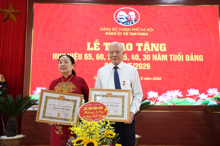 Tam Hưng: 38 Đảng viên vin dự đón nhận Huy hiệu đảng đợt 19/5 - Dấu son của niềm tin, bản lĩnh và lòng trung thành với Đảng- Ảnh 11.