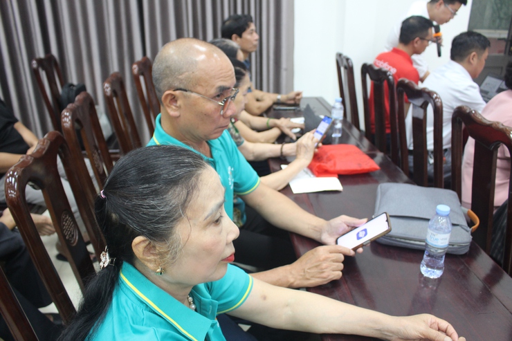 Xã Phú Xuyên tổ chức tập huấn kỹ năng số, ghi hình phát sóng trực tiếp về chuyển đổi số và cải cách hành chính- Ảnh 6.
