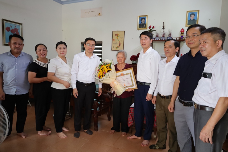 Đảng ủy xã Suối Hai trao tặng Huy hiệu Đảng tại gia đình cho Đảng viên cao tuổi- Ảnh 4.