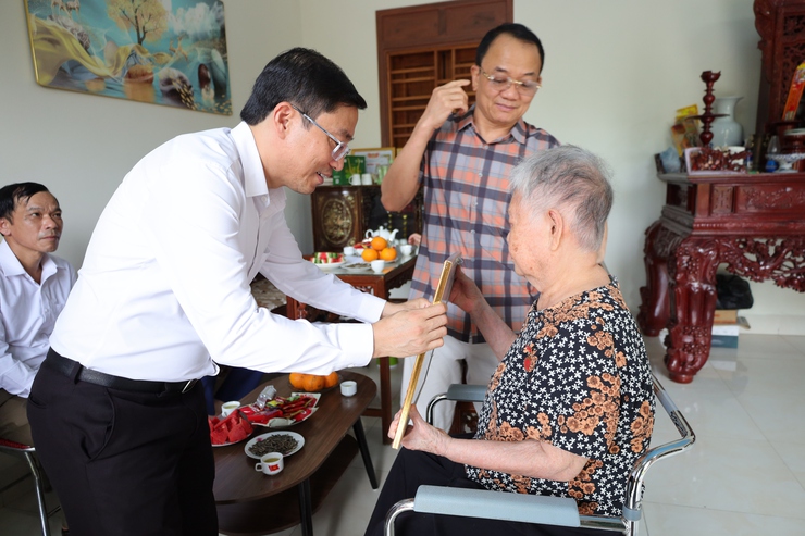 Đảng ủy xã Suối Hai trao tặng Huy hiệu Đảng tại gia đình cho Đảng viên cao tuổi- Ảnh 1.