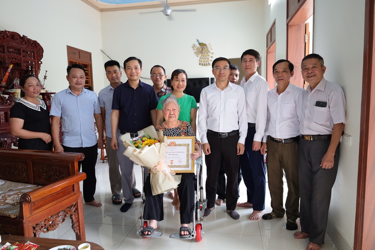 Đảng ủy xã Suối Hai trao tặng Huy hiệu Đảng tại gia đình cho Đảng viên cao tuổi- Ảnh 3.