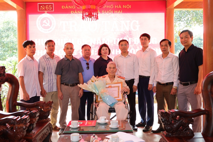 Đảng ủy xã Suối Hai trao tặng Huy hiệu Đảng tại gia đình cho Đảng viên cao tuổi- Ảnh 2.