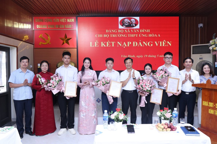 4 học sinh Trường THPT Ứng Hòa A vinh dự được kết nạp Đảng- Ảnh 2.