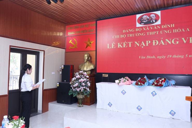 4 học sinh Trường THPT Ứng Hòa A vinh dự được kết nạp Đảng- Ảnh 4.