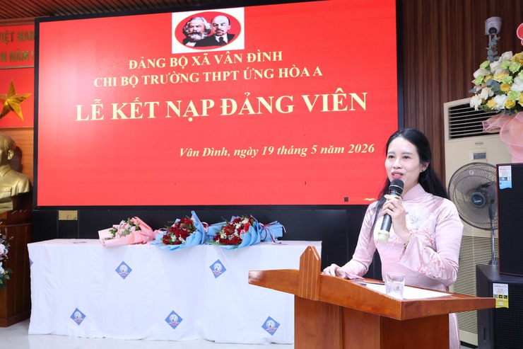 4 học sinh Trường THPT Ứng Hòa A vinh dự được kết nạp Đảng- Ảnh 1.