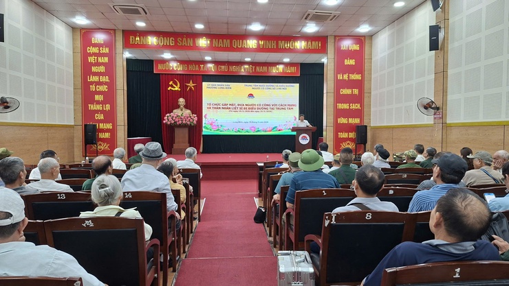 Phường Long Biên tổ chức gặp mặt, đưa đoàn người có công và thân nhân liệt sĩ đi điều dưỡng đợt 1/2026 tại Trung tâm nuôi dưỡng và điều dưỡng người có công số 3 Hà Nội- Ảnh 2.