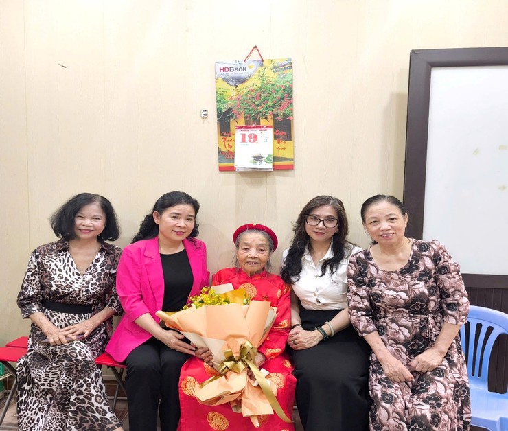 Trao tặng huy hiệu 65 năm tuổi Đảng đợt 19/5/2026 tại nhà riêng cho Đảng viên lão thành phường Thanh Xuân- Ảnh 1.