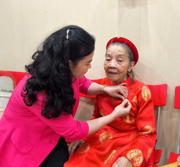 Trao tặng huy hiệu 65 năm tuổi Đảng đợt 19/5/2026 tại nhà riêng cho Đảng viên lão thành phường Thanh Xuân- Ảnh 3.