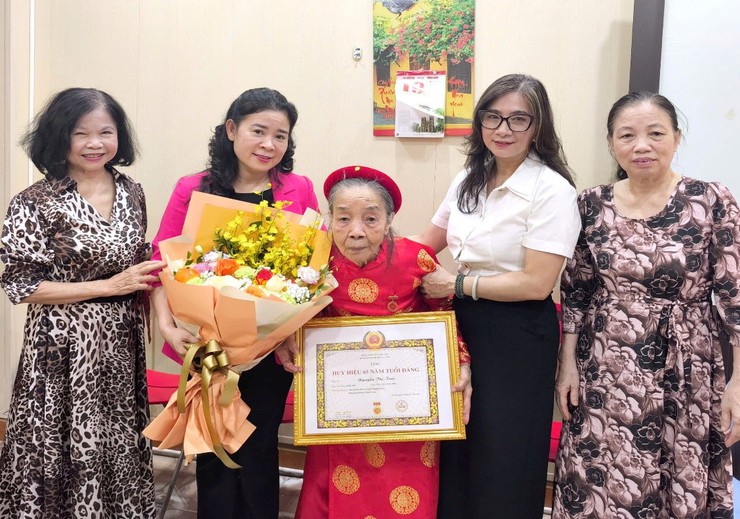 Trao tặng huy hiệu 65 năm tuổi Đảng đợt 19/5/2026 tại nhà riêng cho Đảng viên lão thành phường Thanh Xuân- Ảnh 2.