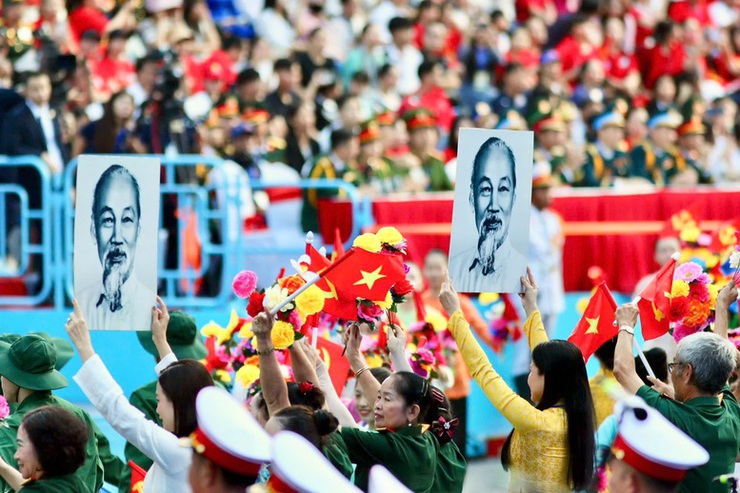 Ánh sáng Hồ Chí Minh soi đường cho chúng ta đi- Ảnh 3.