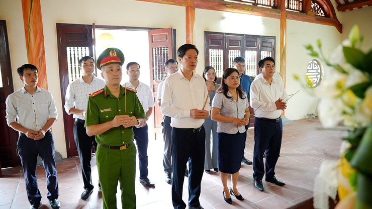 Lãnh đạo xã Dâng hương tại nhà lưu niệm Bác Hồ- Ảnh 2.