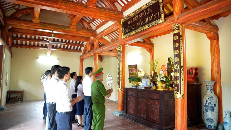 Lãnh đạo xã Dâng hương tại nhà lưu niệm Bác Hồ- Ảnh 1.