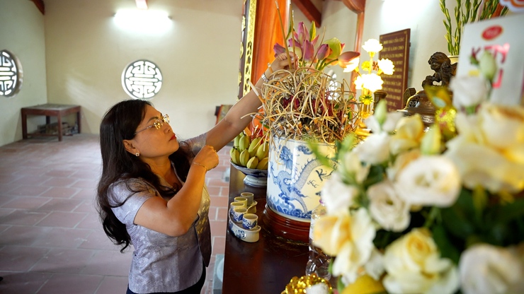 Lãnh đạo xã Dâng hương tại nhà lưu niệm Bác Hồ- Ảnh 4.