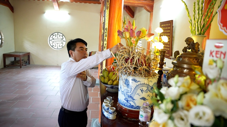 Lãnh đạo xã Dâng hương tại nhà lưu niệm Bác Hồ- Ảnh 5.