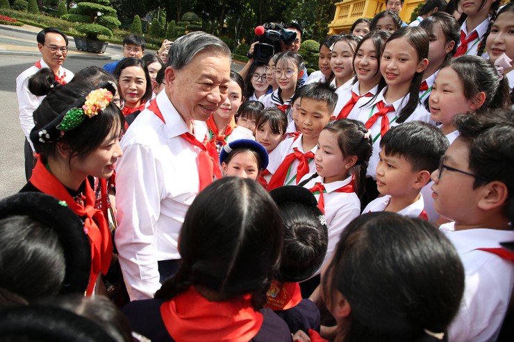 Ánh sáng Hồ Chí Minh soi đường cho chúng ta đi- Ảnh 2.