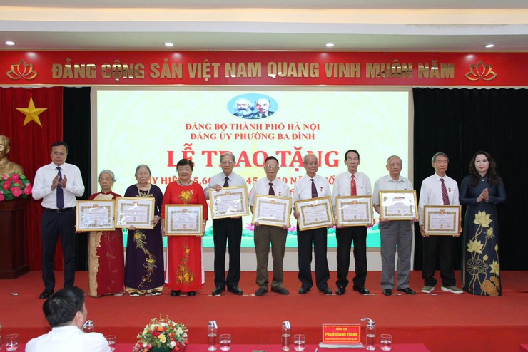 PHƯỜNG BA ĐÌNH TRAO TẶNG HUY HIỆU ĐẢNG DỊP 19-5- Ảnh 1.