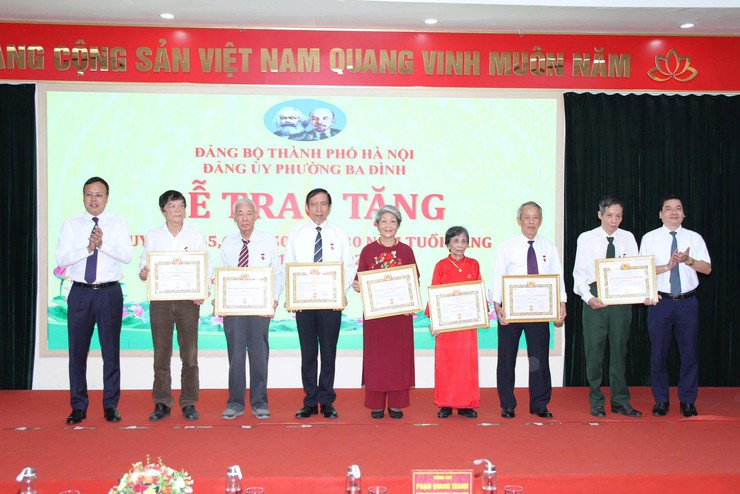 PHƯỜNG BA ĐÌNH TRAO TẶNG HUY HIỆU ĐẢNG DỊP 19-5- Ảnh 2.