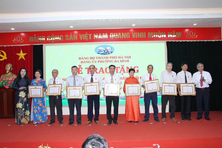 PHƯỜNG BA ĐÌNH TRAO TẶNG HUY HIỆU ĐẢNG DỊP 19-5- Ảnh 3.