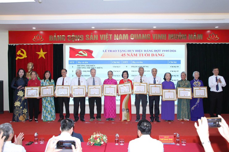 PHƯỜNG BA ĐÌNH TRAO TẶNG HUY HIỆU ĐẢNG DỊP 19-5- Ảnh 4.