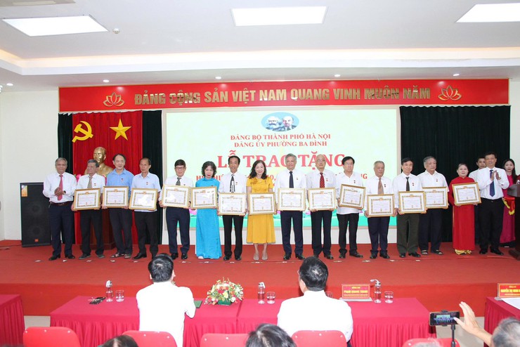 PHƯỜNG BA ĐÌNH TRAO TẶNG HUY HIỆU ĐẢNG DỊP 19-5- Ảnh 5.