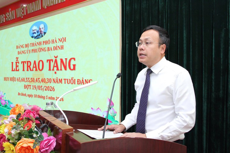 PHƯỜNG BA ĐÌNH TRAO TẶNG HUY HIỆU ĐẢNG DỊP 19-5- Ảnh 6.