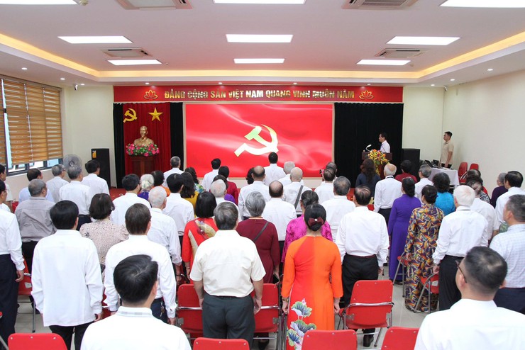 PHƯỜNG BA ĐÌNH TRAO TẶNG HUY HIỆU ĐẢNG DỊP 19-5- Ảnh 8.