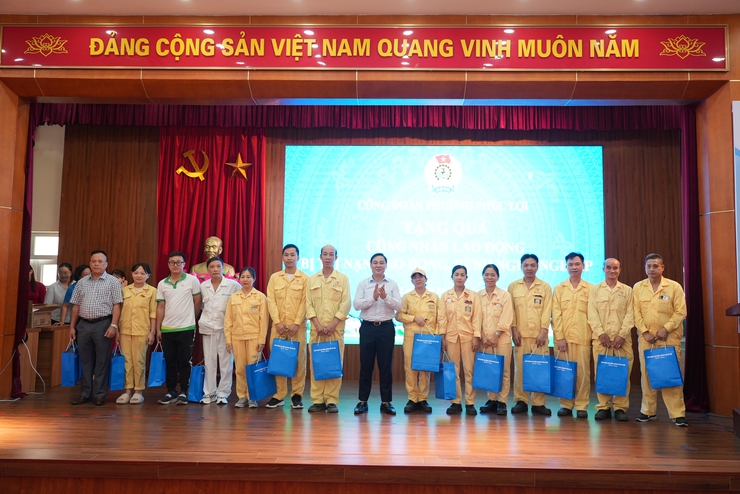 Công đoàn phường Phúc Lợi tổ chức nhiều hoạt động thiết thực "Cảm ơn Người lao động"- Ảnh 2.