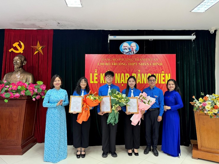 Trường THPT Nhân Chính tổ chức lễ kết nạp Đảng viên dịp 19/5- Ảnh 1.