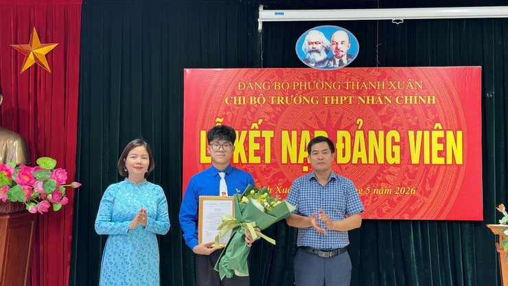 Trường THPT Nhân Chính tổ chức lễ kết nạp Đảng viên dịp 19/5- Ảnh 5.
