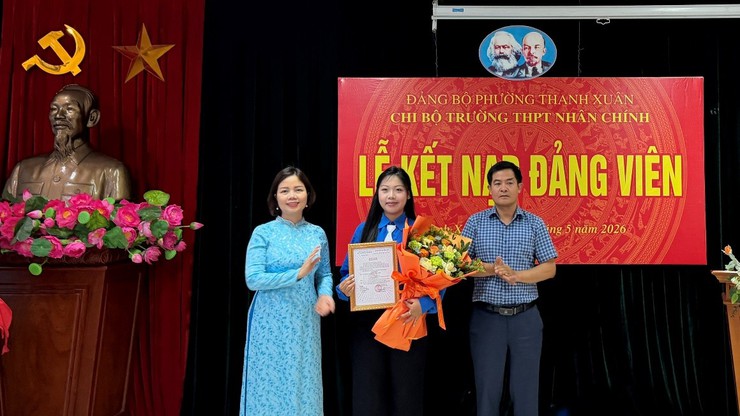 Trường THPT Nhân Chính tổ chức lễ kết nạp Đảng viên dịp 19/5- Ảnh 4.